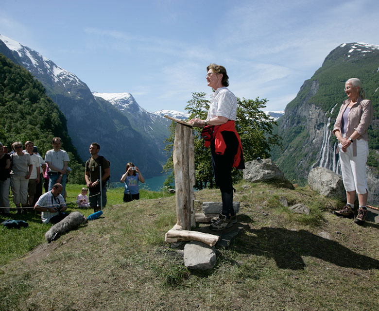 Dronning Sonja held tale på Skageflå