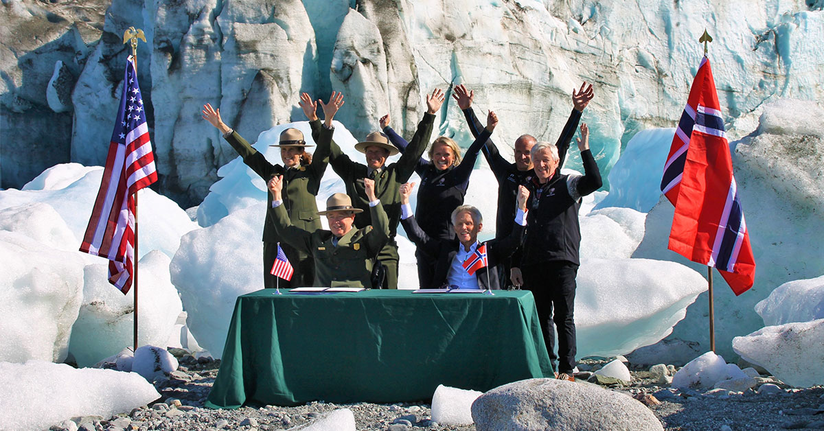 Signering av avtale i Glacier Bay